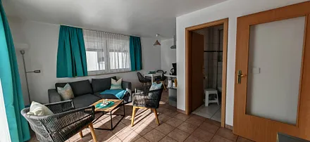 Im Wohnzimmer stehen eine Auswahl an Büchern für Groß und Klein bereit, eine Sammlung Gesellschaftsspiele, kostenlosses WLAN und ein SmartTV