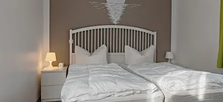 Schlafzimmer mit KingsizeBett (180x200cm) 