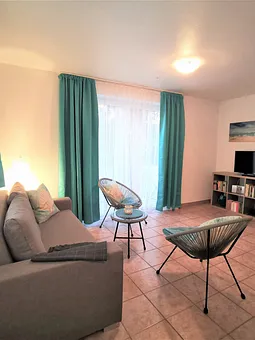 Wohnzimmer mit Büchern für Groß und Klein, Gesellschaftspielen und SmartTV