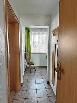 Eingang der Wohnung gerade aus ist das Schlafzimmer und nach links geht der Wohnbereich mit Bad ab