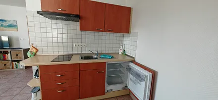 Küchenzeile mit Ceranfeld und Kühlschrank ohne Gefrierfach