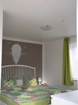 Schlafzimmer mit Bett 180 x 200 cm