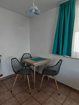 Essbereich mit ausklappbarem Esstisch 