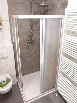 Badezimmer mit Dusche, WC, Waschbecken