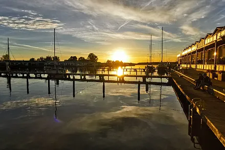 abendliche Sonnenuntergangsidylle an der Marina