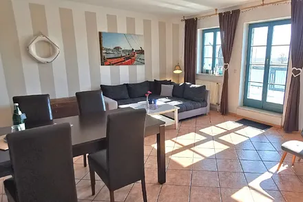 Wohnzimmer mit Esstisch und Eckcouch