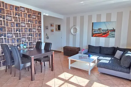 Wohnzimmer mit Esstisch und Eckcouch