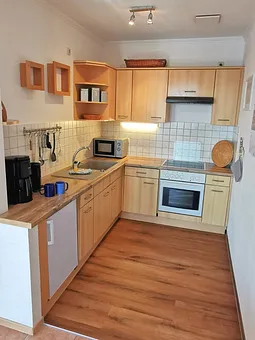 voll ausgestattete Küche mit Geschirrspüler, Kühlschrank, Herd, Ofen, Mikrowelle