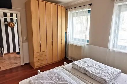 Schlafzimmer mit Doppelbett 180 x 200 cm und großem Schrank