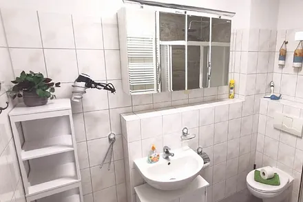 Badezimmer mit Dusche, WC, Waschbecken