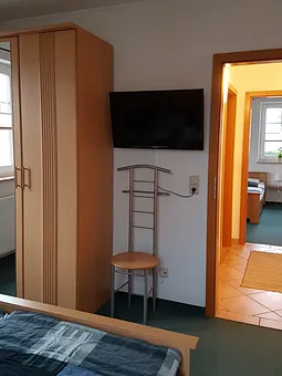 2. Schlafzimmer mit TV