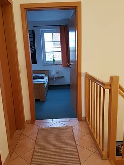 oberer Flur mit Schlafzimmer