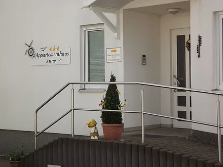 Haupteingang mit Treppe und Schräge