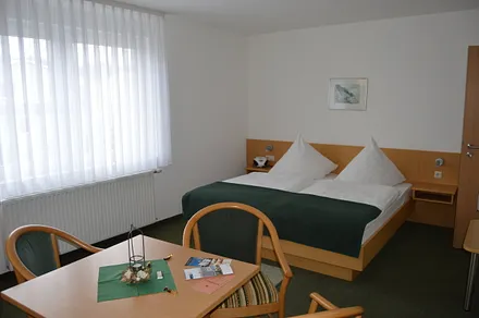 Doppelbett mit verstellbarem Kopfteil