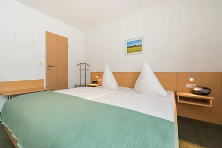 Doppelbett mit verstellbarem Kopfteil