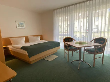 Zimmereinblick, Betten mit verstellb. Kopfteil