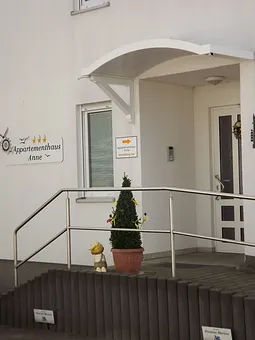 Haupteingang mit Treppe und Schräge