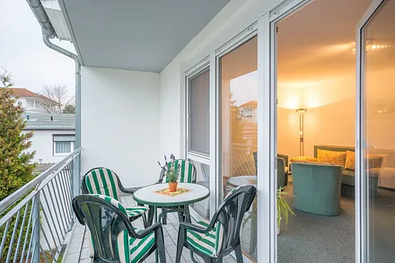 Bestuhlung auch auf Terrasse, vorläufiges Bild 2-R-App.