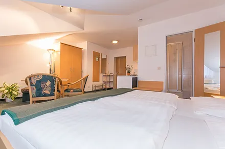 Schlafbereich mit Blick auf Eingangstür