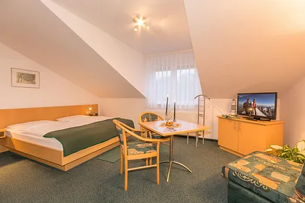 Blick vom Appartementeingang ,Focus Gesamteindruck und Flachbildschirm