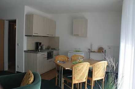 neuer Küchenbereich mit Kühlschrank mit Gefrierfach und vielen etc.