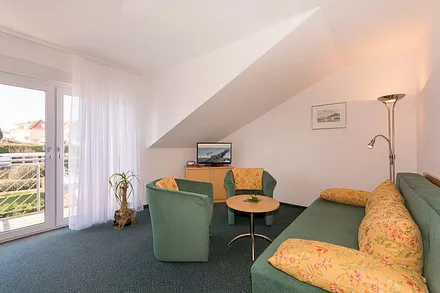 Wohnbereich mit Flachbild-TV, Safe