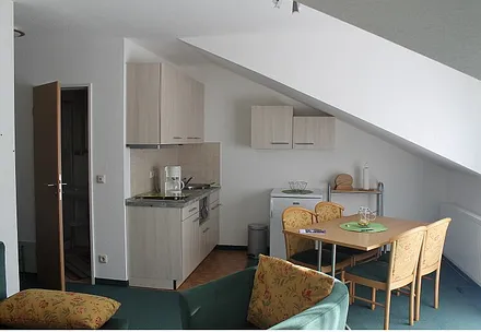 neue Küchenzeile mit Essbereich