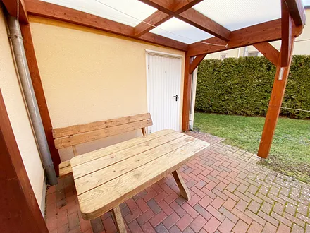 Terrasse mit angrenzendem Fahrradraum