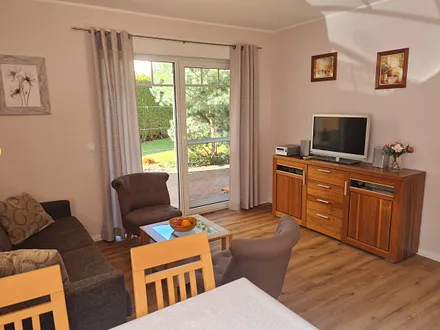 Aussicht in den Garten aus dem Wohnzimmer