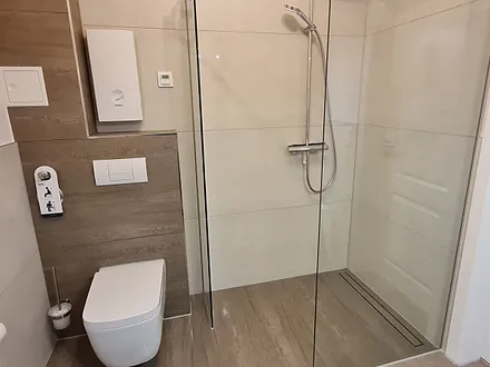 Bad mit Dusche, WC mit Po-Dusche