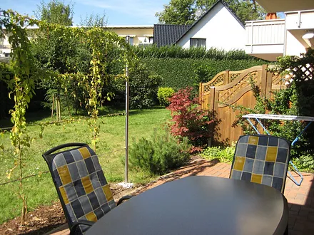 Blik von der Terrasse in den Garten.