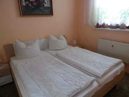 Schlafzimmer mit Doppelbett