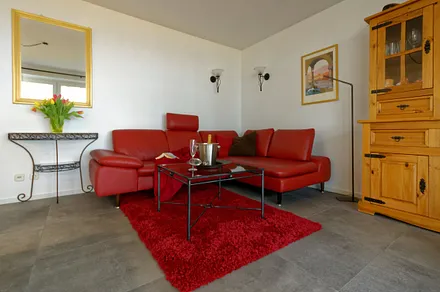 Wohn- und Esszimmer im mediterranen Stil.