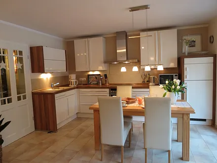 Die vollausgestattete moderne Küche mit großzügigem Eßplatz 