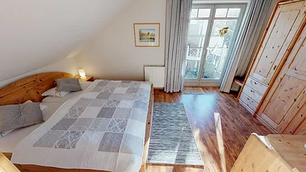 Schlafzimmer mit Blick zum Balkon