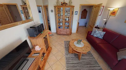 Das Wohnzimmer und Essecke der Wohnung Kuckuck sind gemütlich eingerichtet.