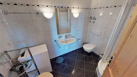 Im Keller kann eine wunderschöne S A U N A  mit Schwalldusche und Ruheliegen genutzt werden.