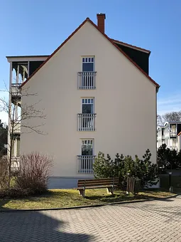 Haus von der Seite, Wohnung ist vorn oben
