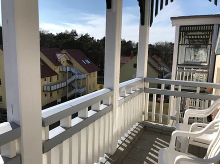 Südbalkon mit Gartenmöbeln