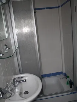 Duschbad mit WC, Zugang vom Schlafzimmer