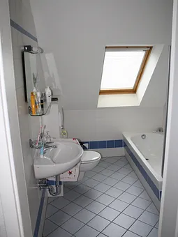 Wannenbad, hinter der Tür eine Waschmaschine, Zugang vom Flur