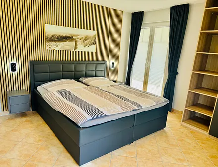 Schlafzimmer mit Boxspringbett 