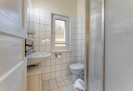 Bad mit Dusche/WC & Fön