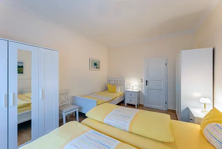 Schlafzimmer mit Doppel- und Einzelbett, 2 Kleiderschränke