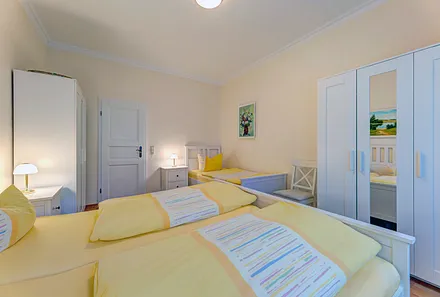 Schlafzimmer mit Doppel- und Einzelbett