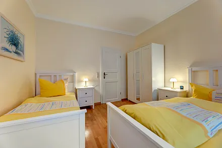 Schlafzimmer mit Doppel- und Einzelbett