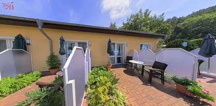 Terrassen vor den Wohnungen 1-4