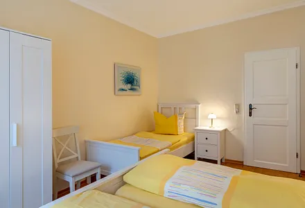 Schlafzimmer mit Doppel- und Einzelbett