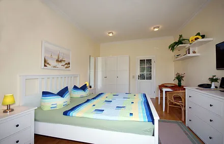 kombiniertes Wohn/Schlafzimmer mit Doppelbett, Essplatz