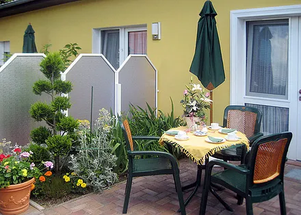 Terrasse und Eingangsbereich zur Wohnung.